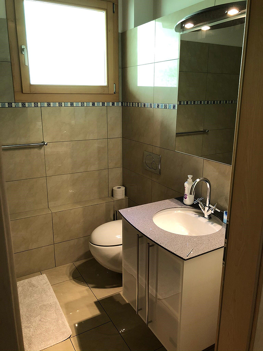 Gäste-WC mit Waschtisch und wandhängendem WC