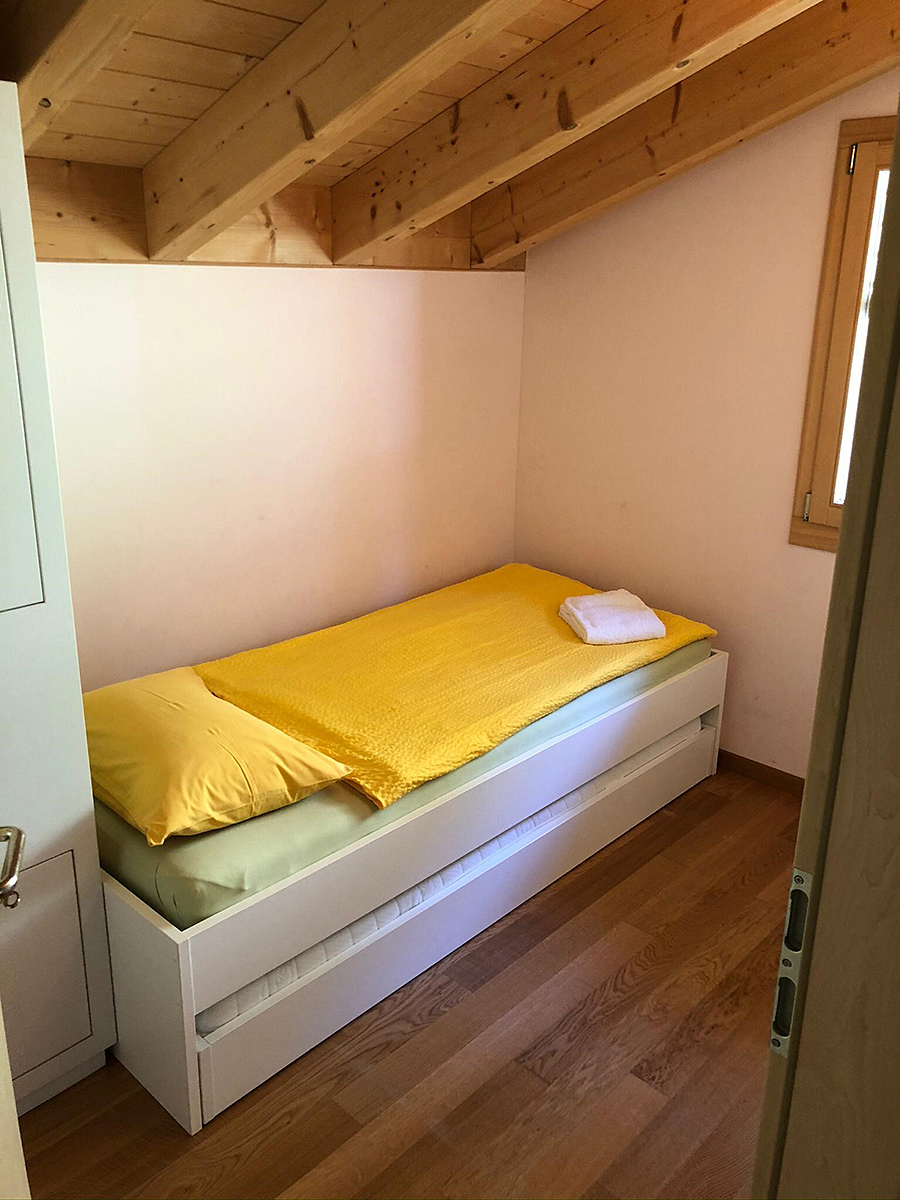 Kleines Schlafzimmer mit Holzdecke