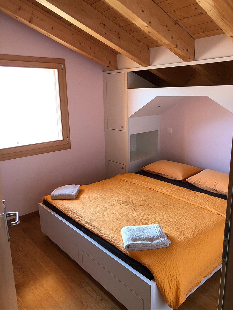 Kleines Dachgeschoss-Schlafzimmer