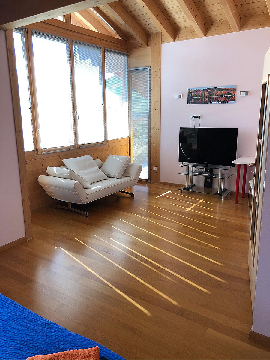 Helles Wohnzimmer mit Holzdecke