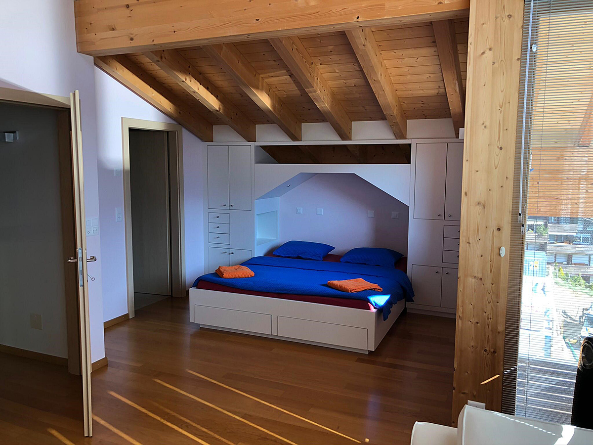 Dachgeschoss-Schlafzimmer mit Holzbalkendecke