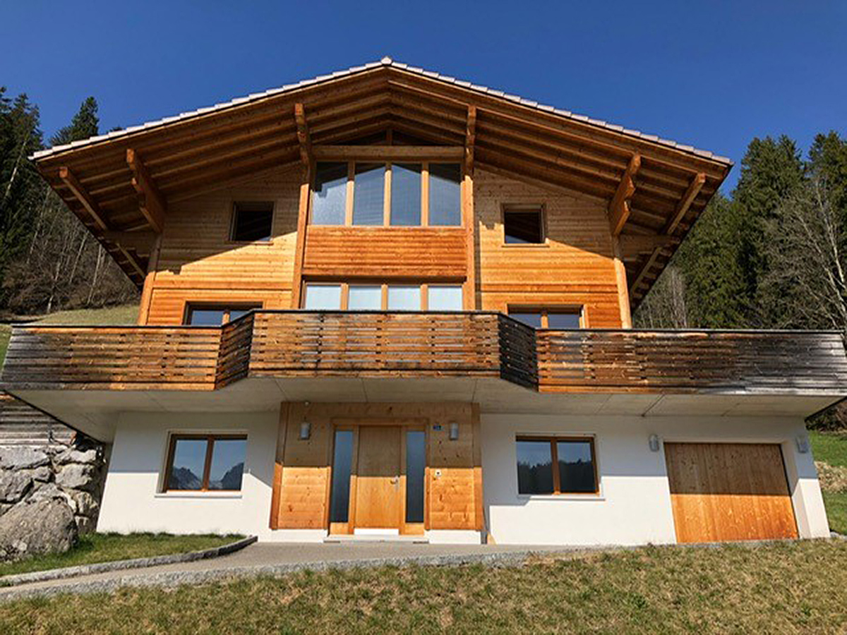 Holzchalet mit großem Satteldach