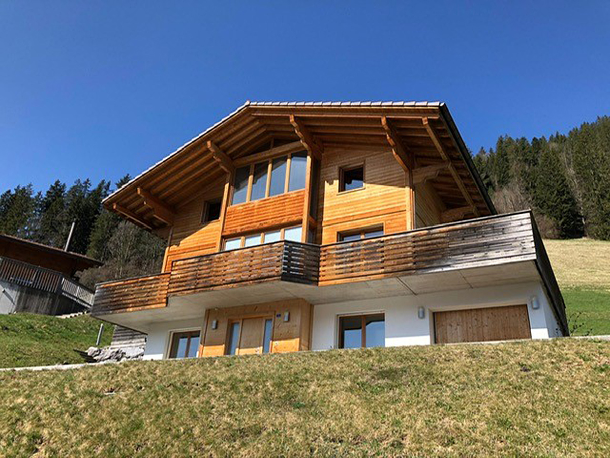 Alpen-Chalet mit Holzfassade und Balkon