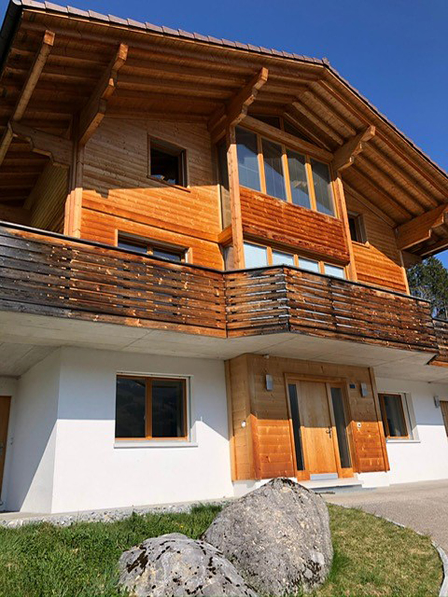 Holzhaus mit Balkon
