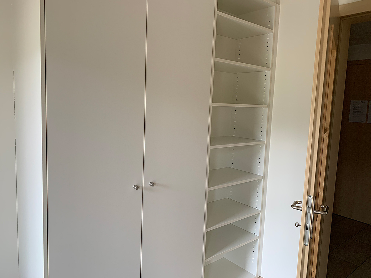 Einbauschrank mit Regalfach und Türöffnung