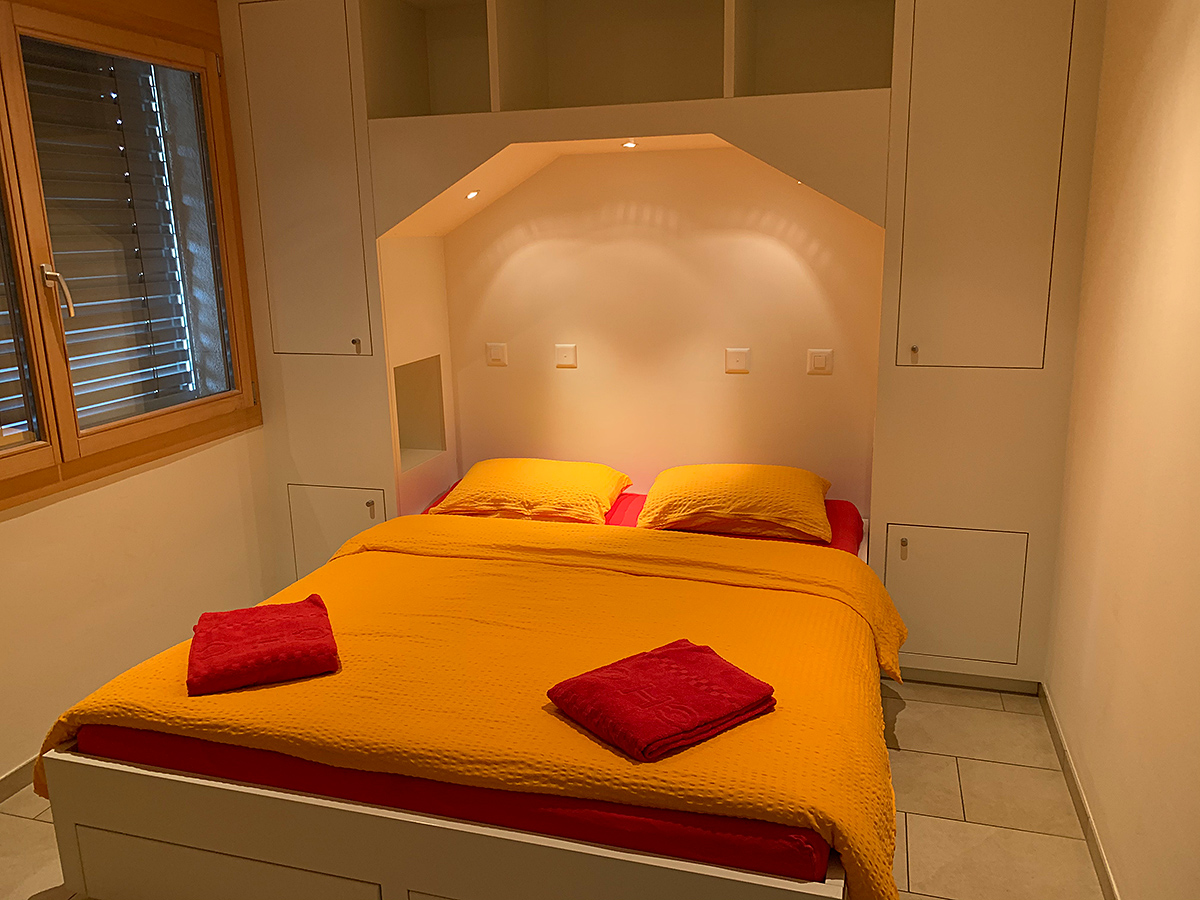 Kleines Schlafzimmer mit eingebautem Bett