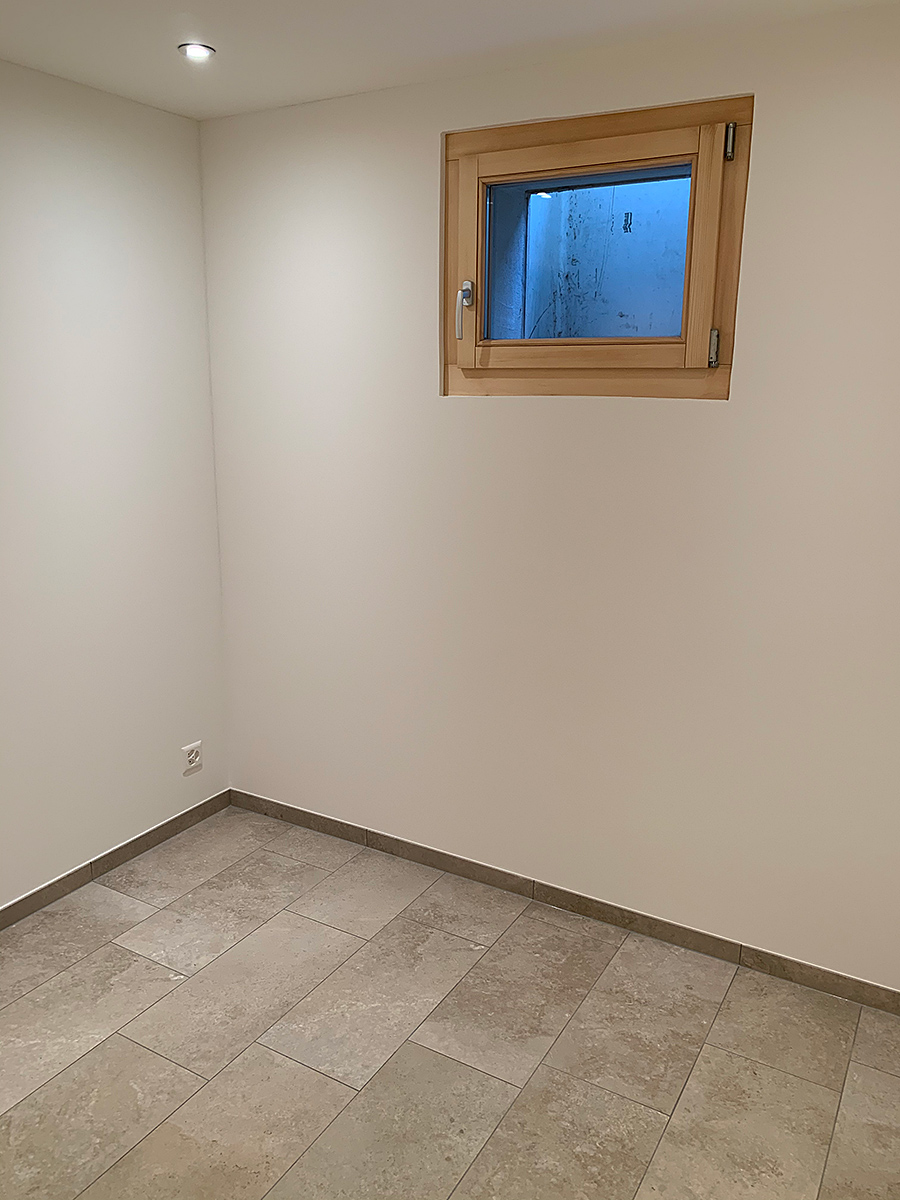 Leerer kleiner Innenraum mit Fenster