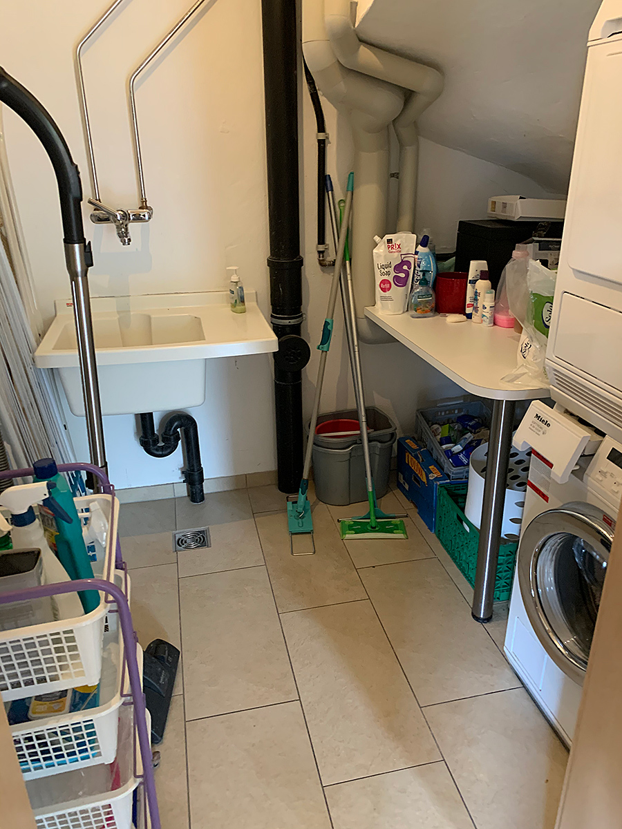 Hauswirtschaftsraum mit Waschmaschine und Spülbecken