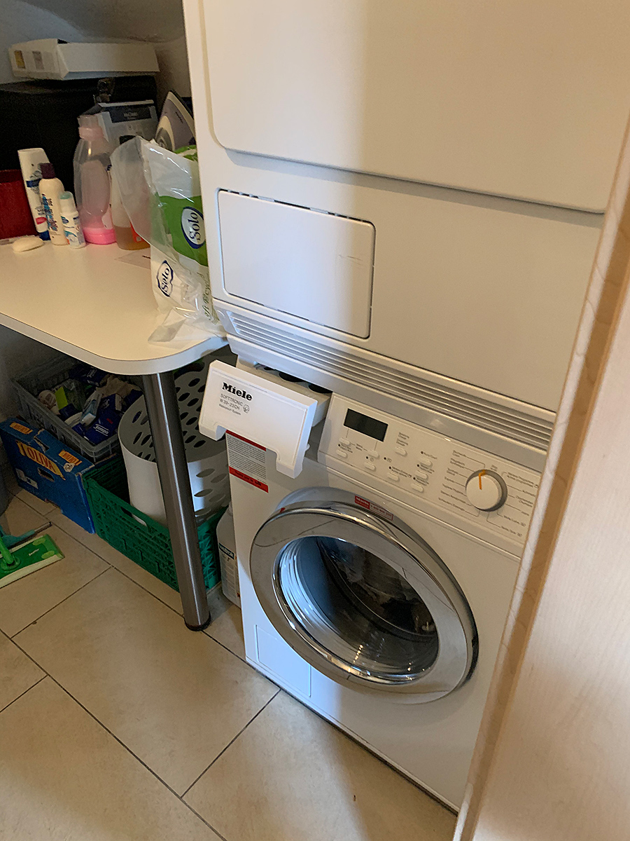 Hauswirtschaftsraum mit Waschmaschine