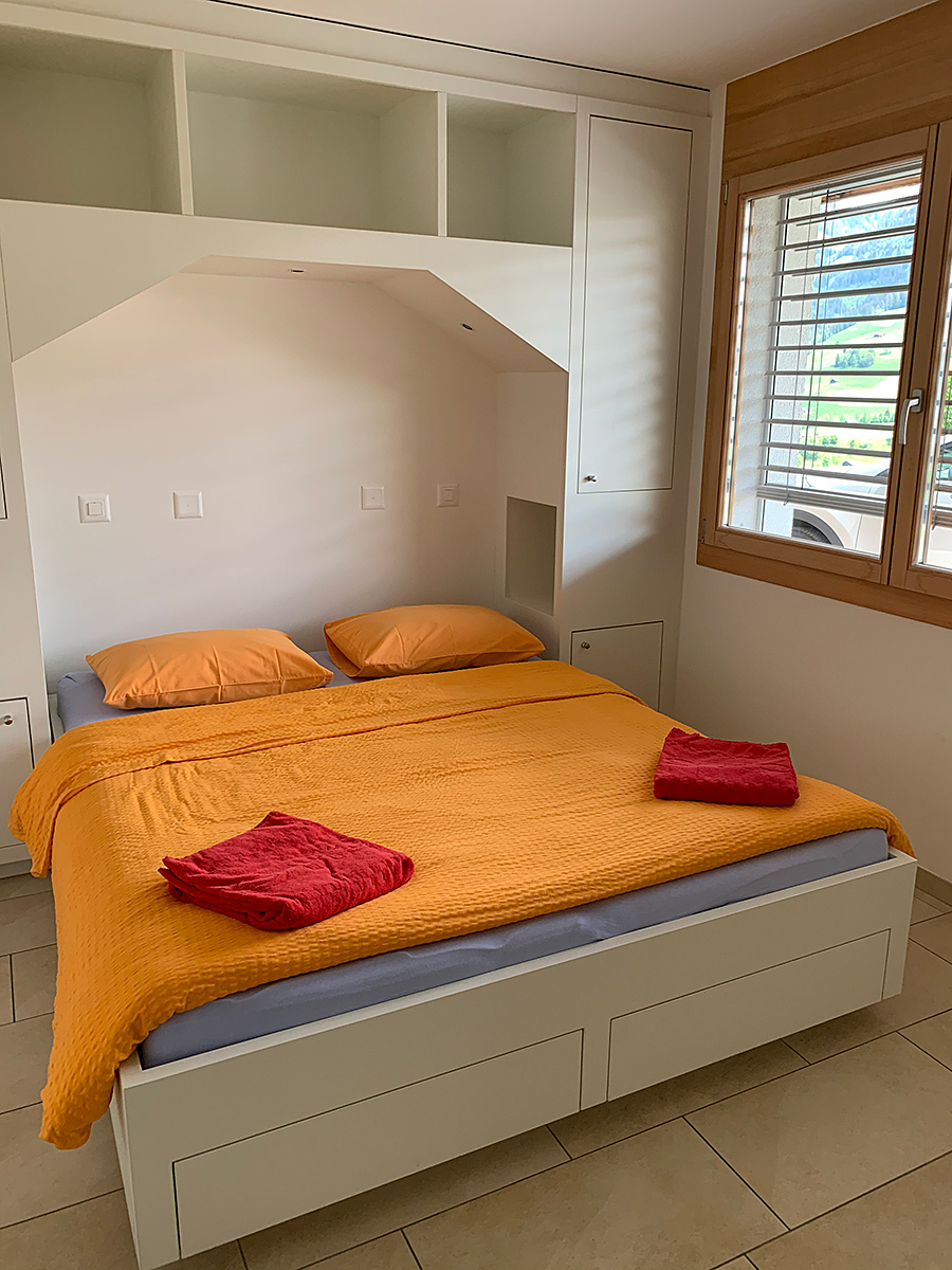 Helles Schlafzimmer mit integriertem Stauraum