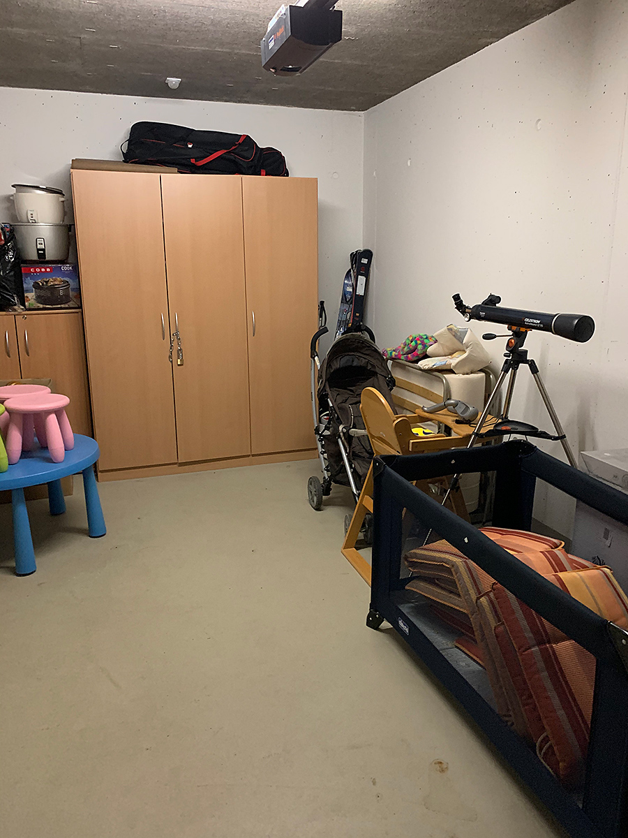 Abstellraum mit Regalen und gelagerten Gegenständen
