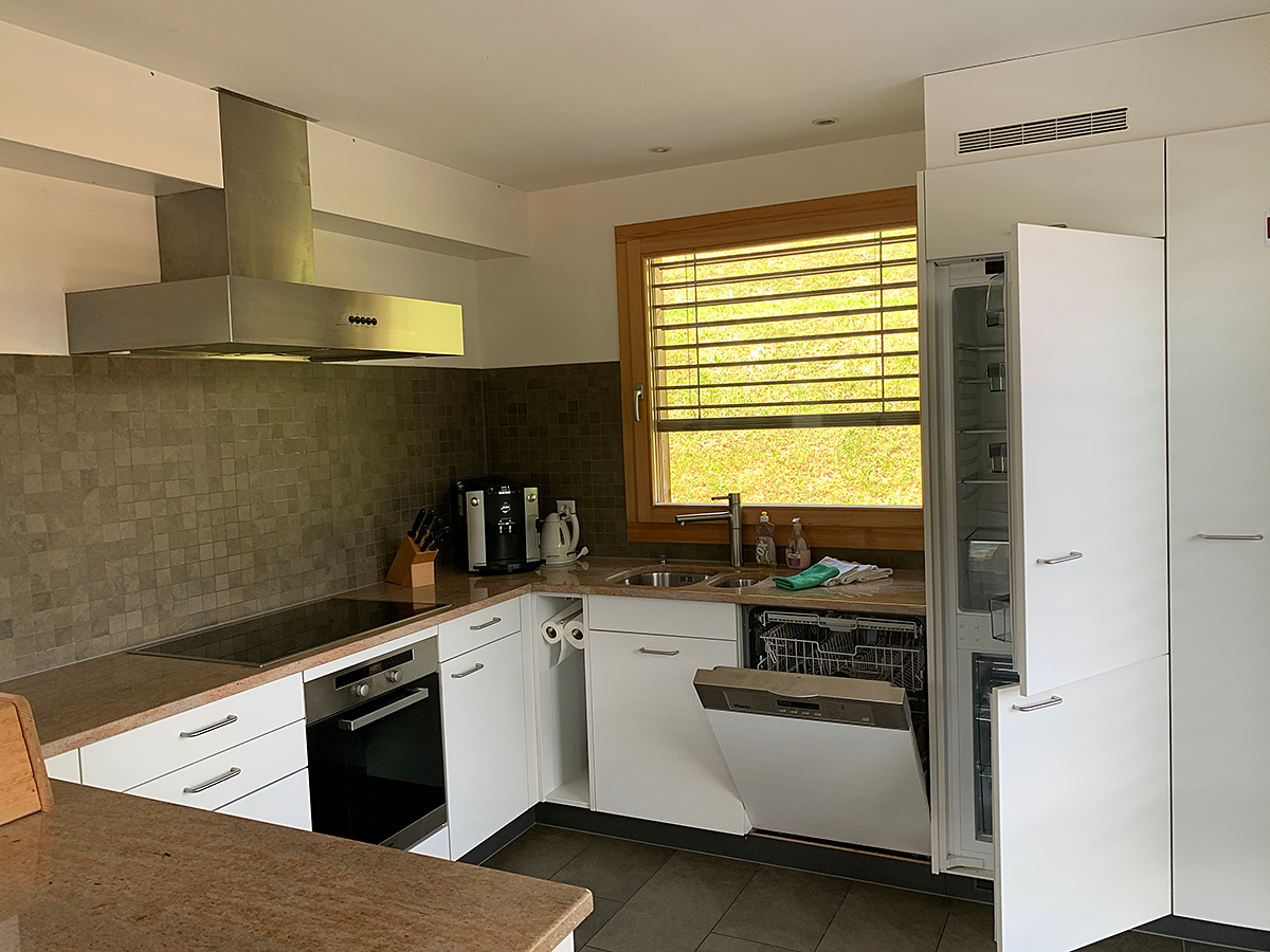 Moderne Küche mit Holzfenster
