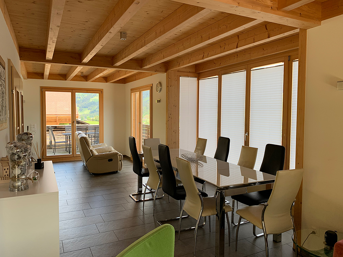 Essbereich mit Holzdecke