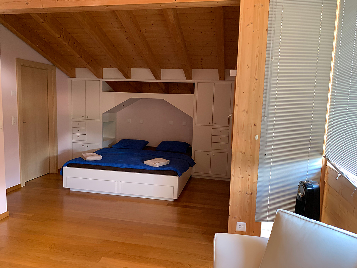Schlafzimmer mit Holzdecke