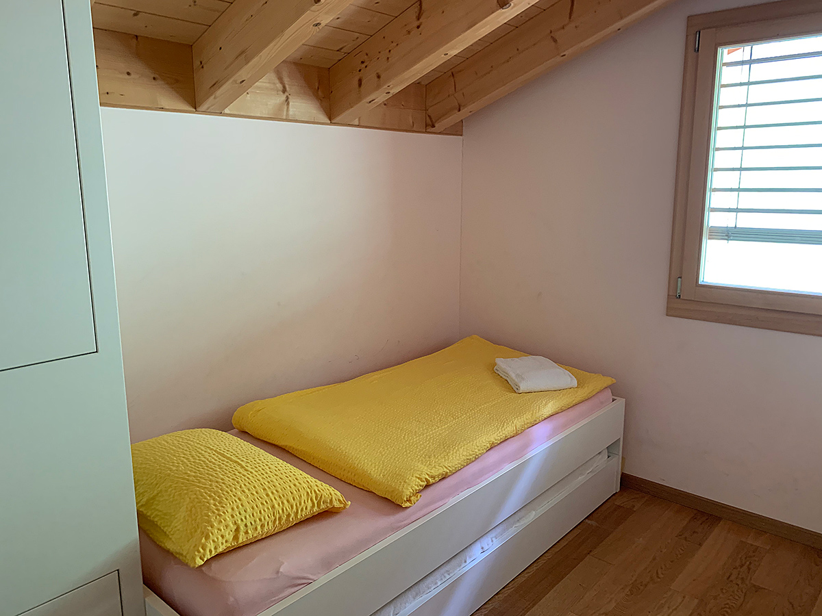 Kleines Schlafzimmer mit Dachschräge