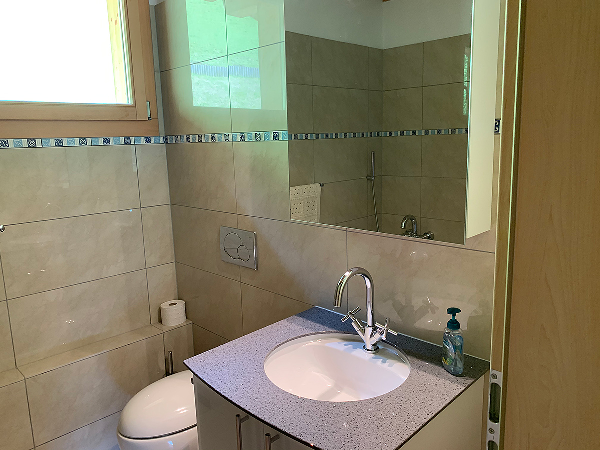 Modernes Bad mit Waschtisch und WC
