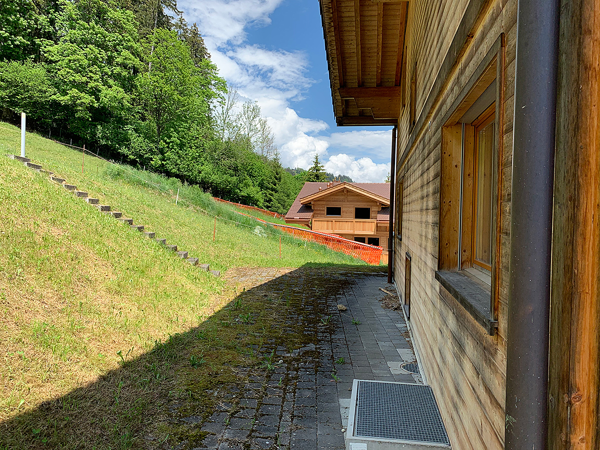Holzhaus an steilem Hang