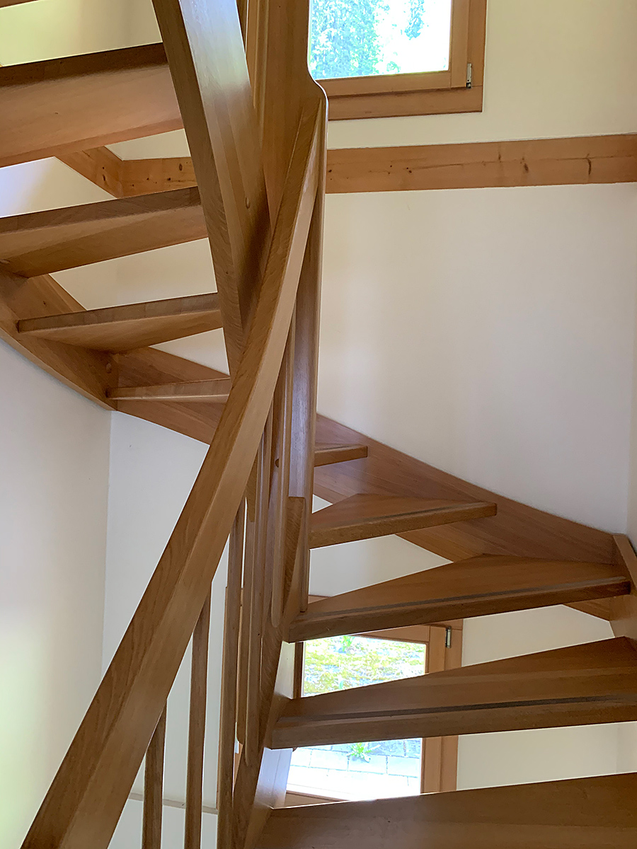 Holztreppe im Innenraum