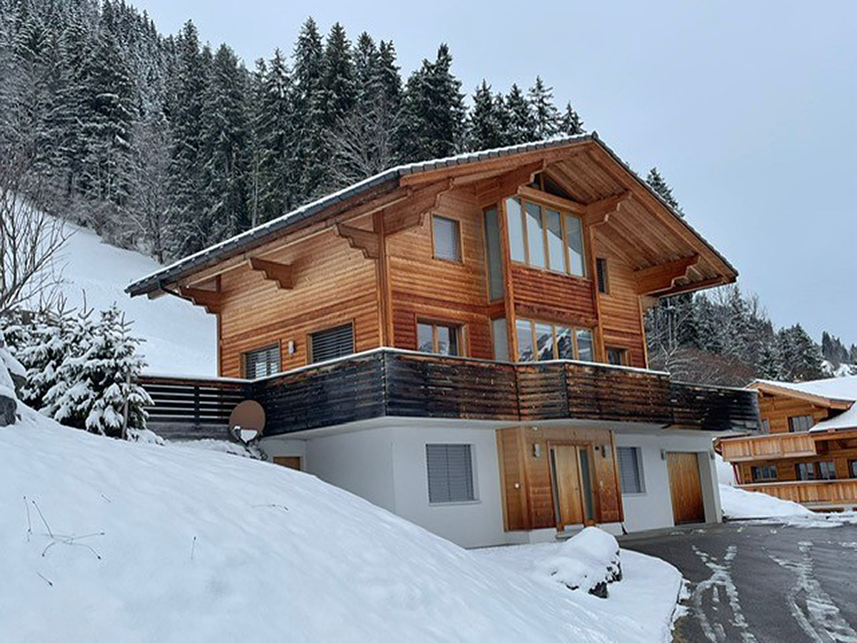 Holzchalet im Schnee