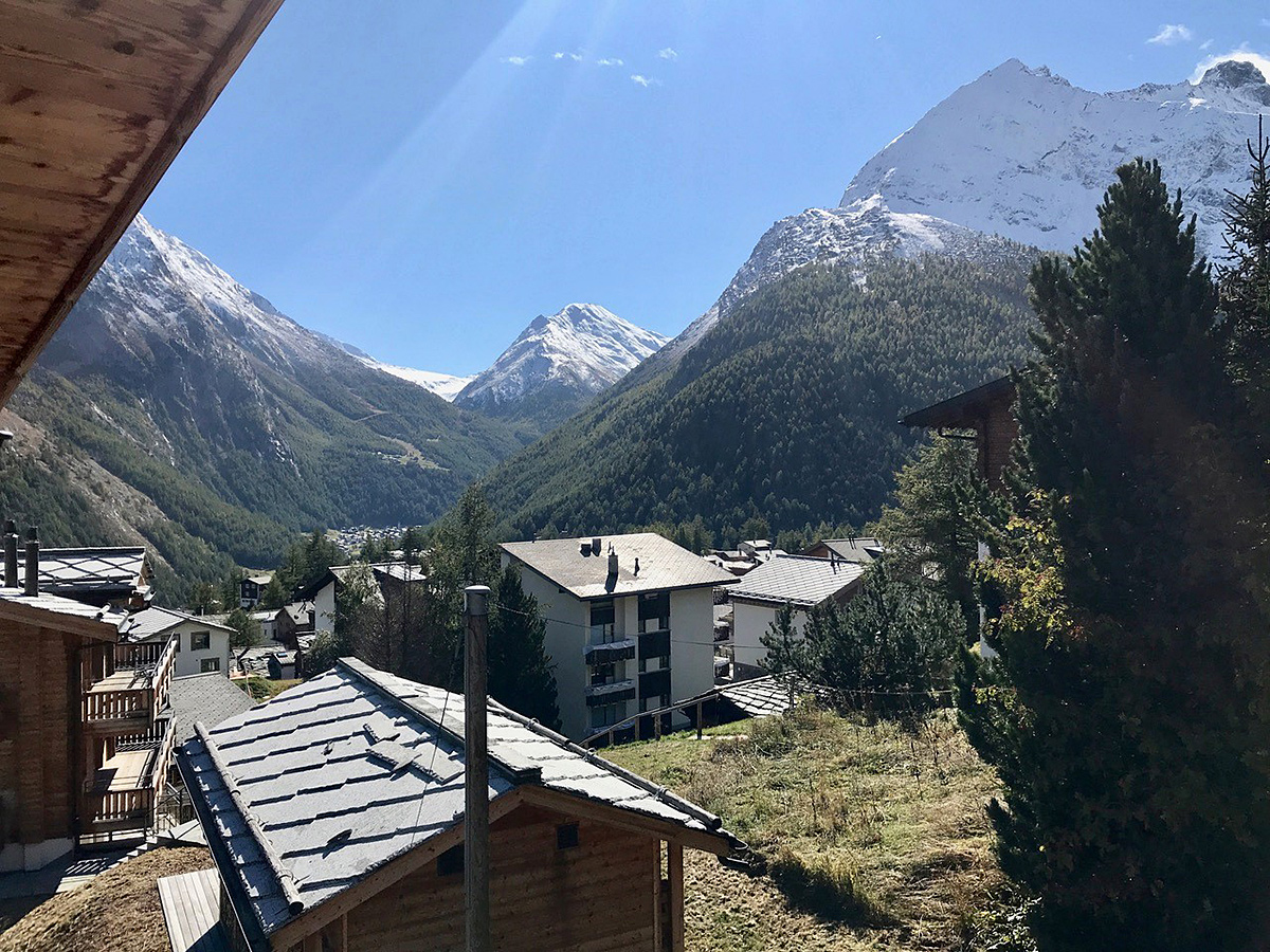 Berg- und Talblick mit alpiner Siedlung