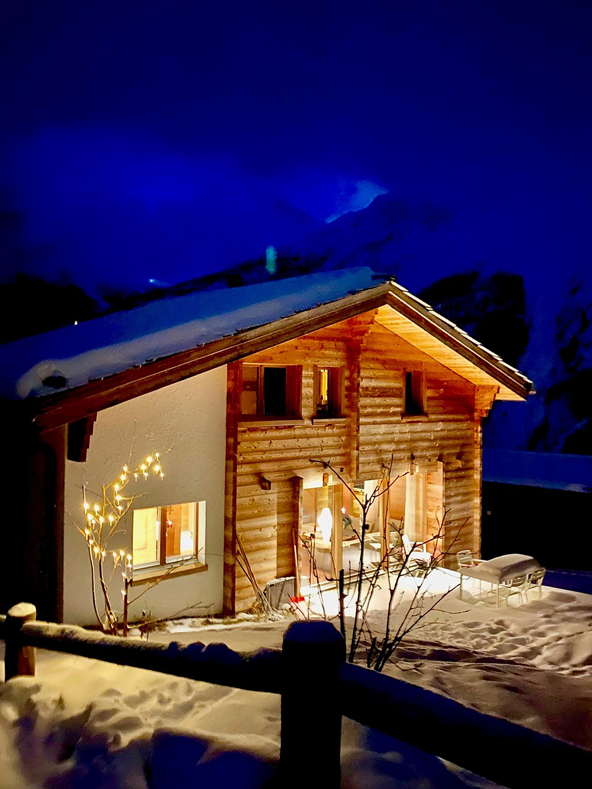 Alpen-Chalet im Schnee bei Nacht