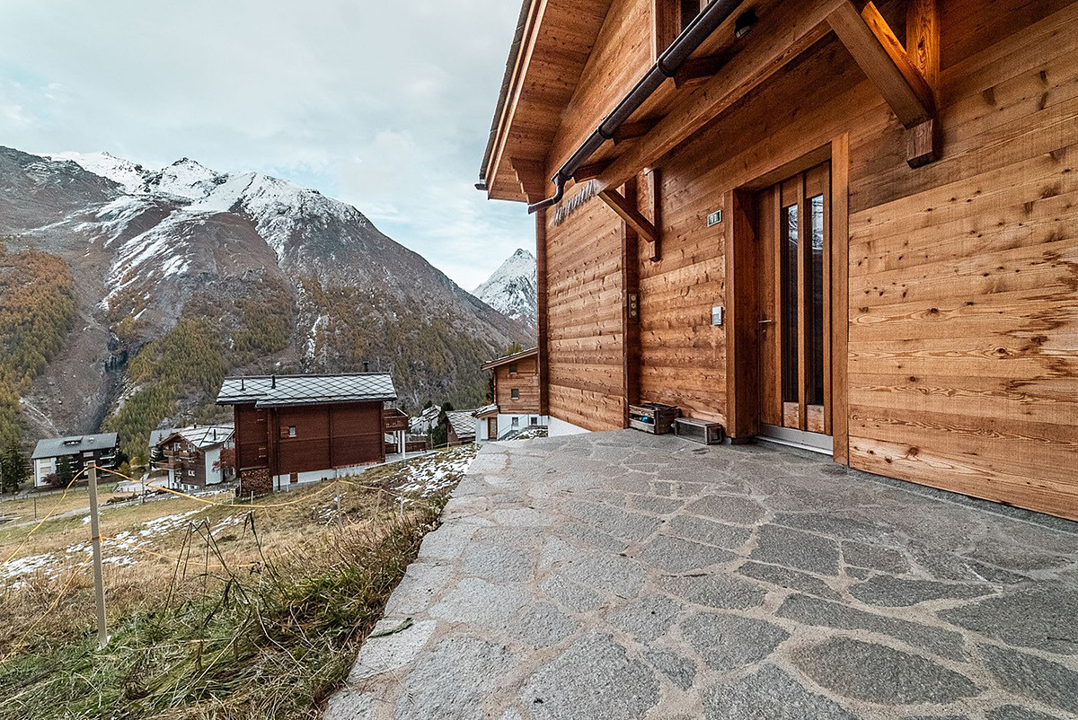 Alpenhaus mit Bergblick