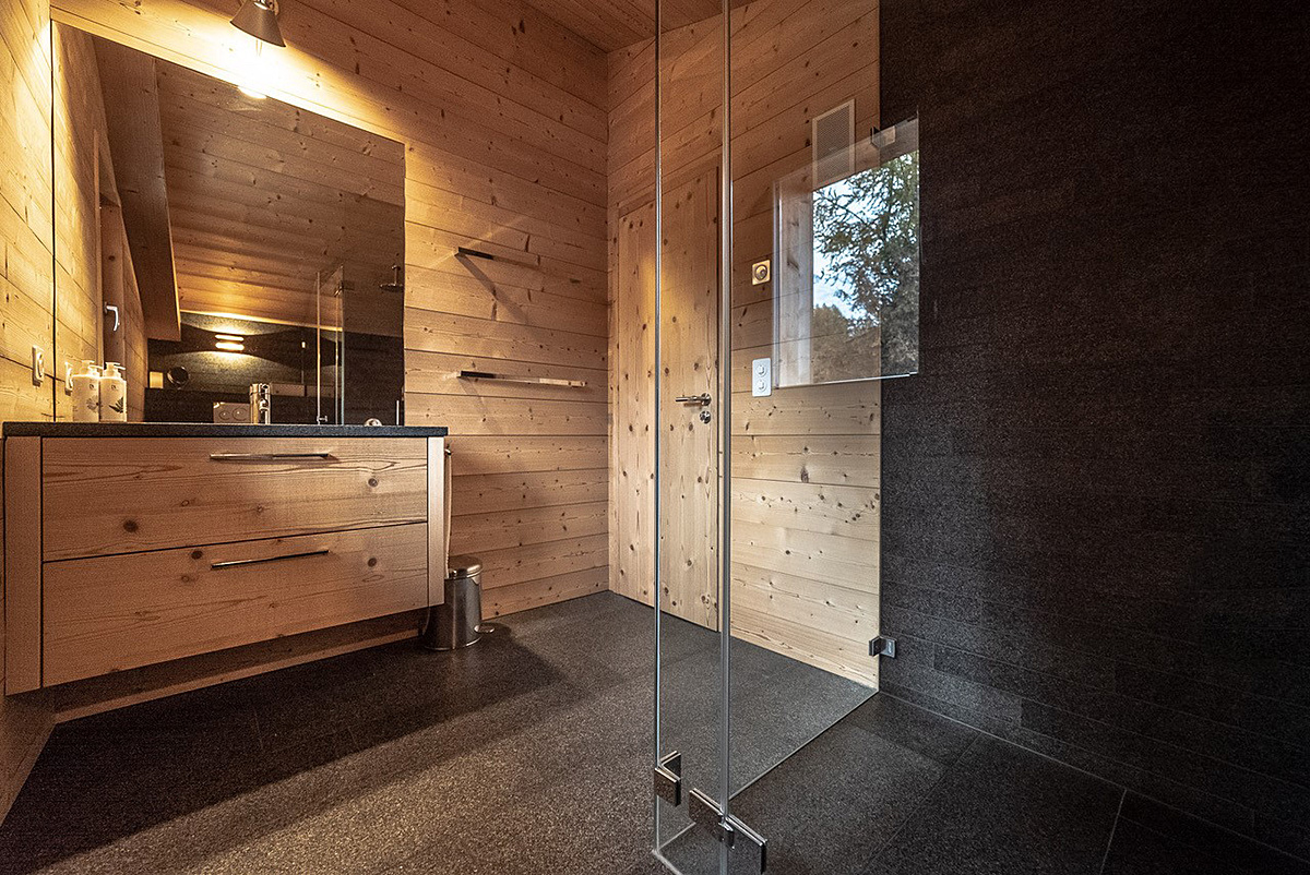Holzbadezimmer mit Dusche