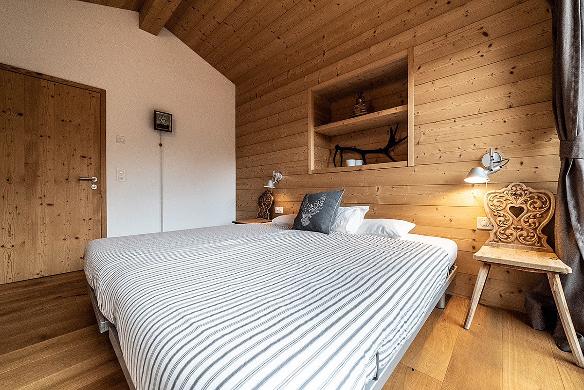 Gemütliches Schlafzimmer mit viel Holz