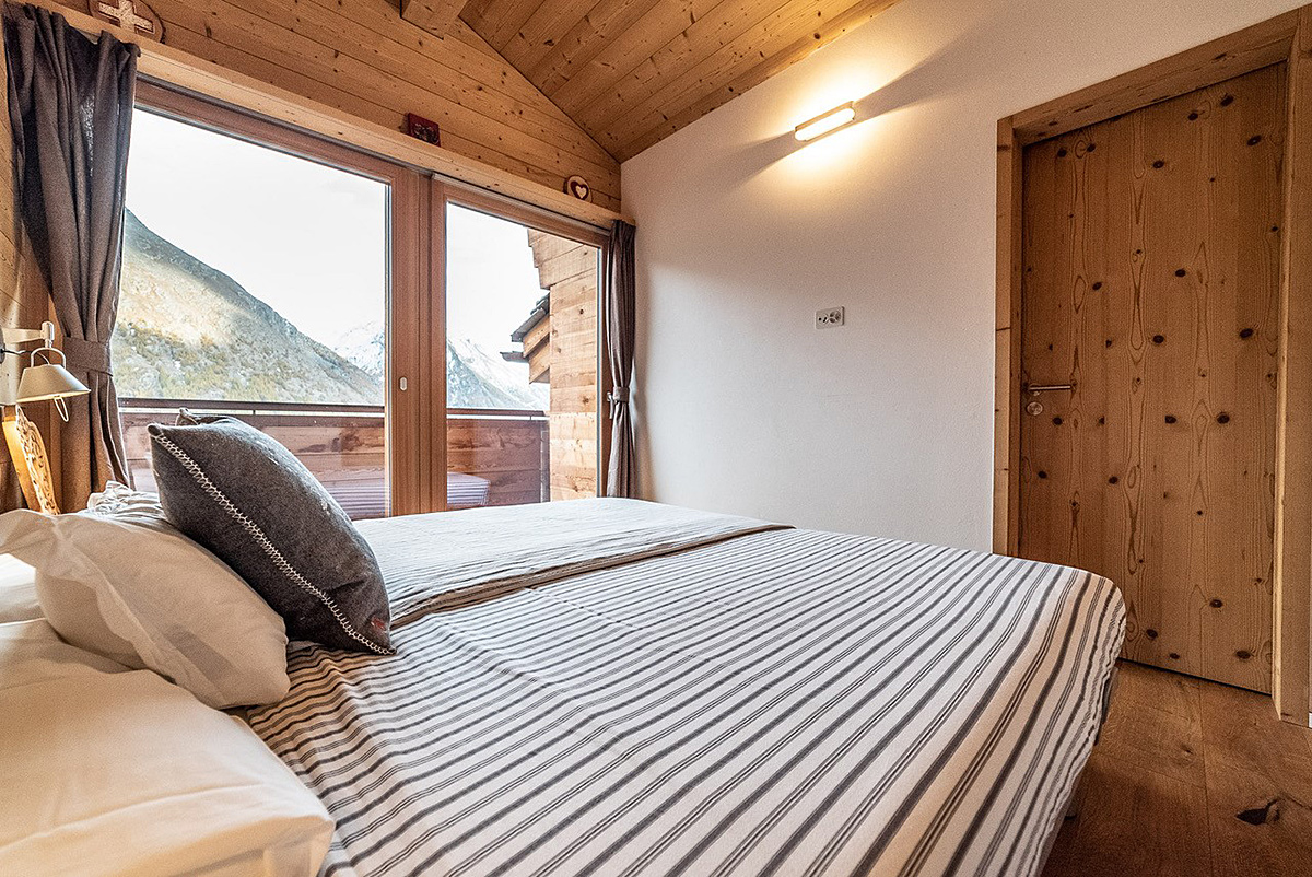 Gemütliches Schlafzimmer mit Bergblick