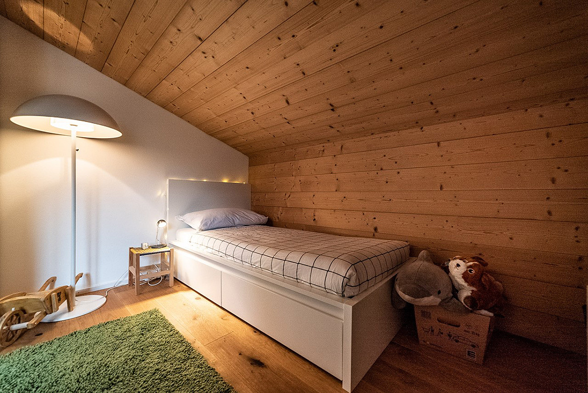 Gemütliches Dachzimmer mit Holzverkleidung