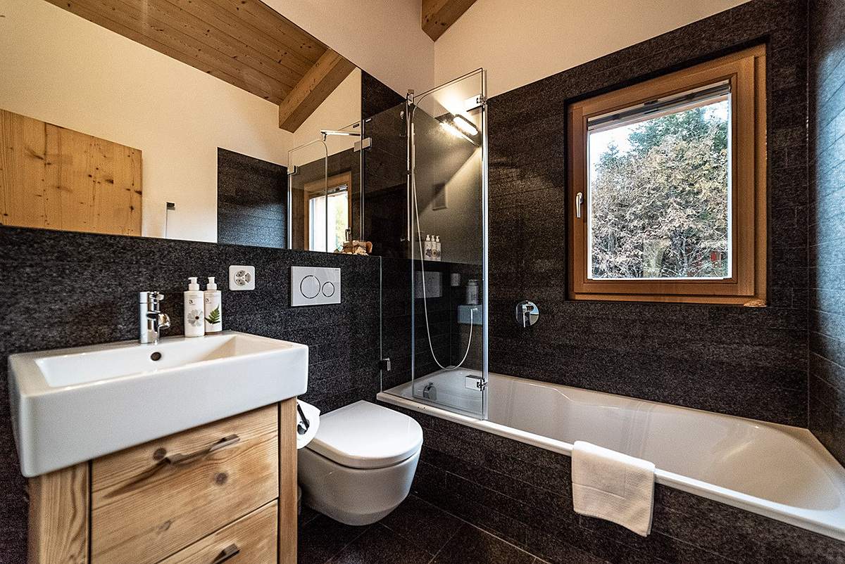Modernes Badezimmer mit Badewanne und Fenster
