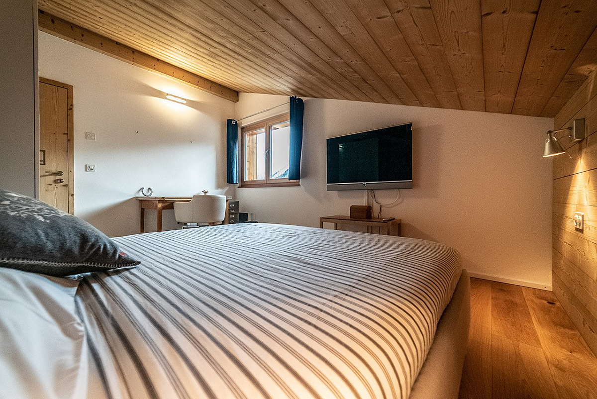 Gemütliches Schlafzimmer mit Holzausstattung