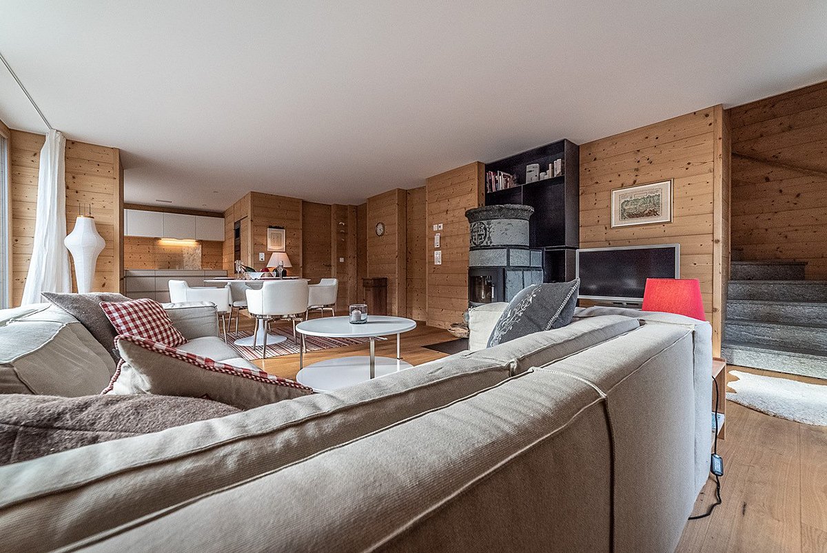 Gemütliches Wohnzimmer mit Holzwänden