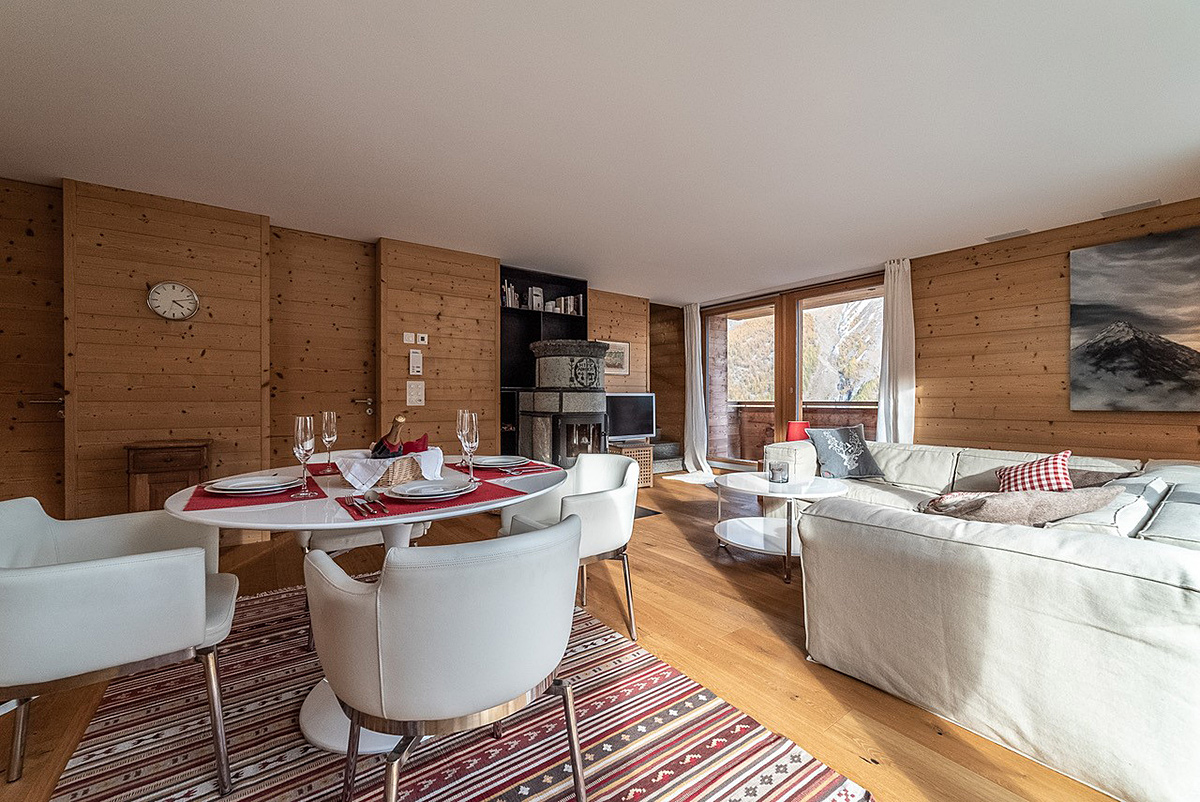 Gemütliches alpines Wohnzimmer mit Essbereich