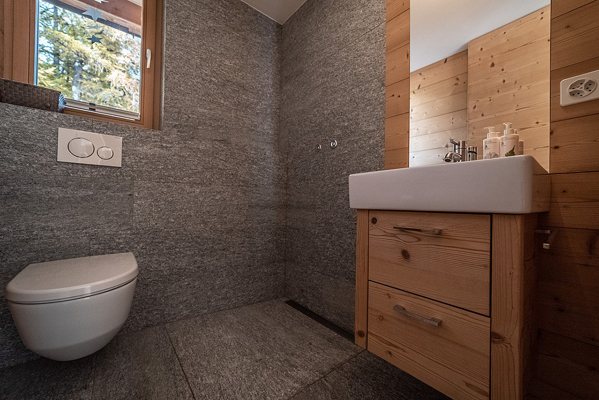 Modernes Badezimmer mit WC und Holzwaschtisch