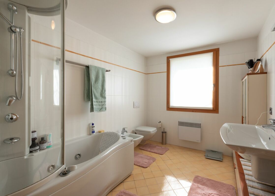Badezimmer mit Wanne und Fenster