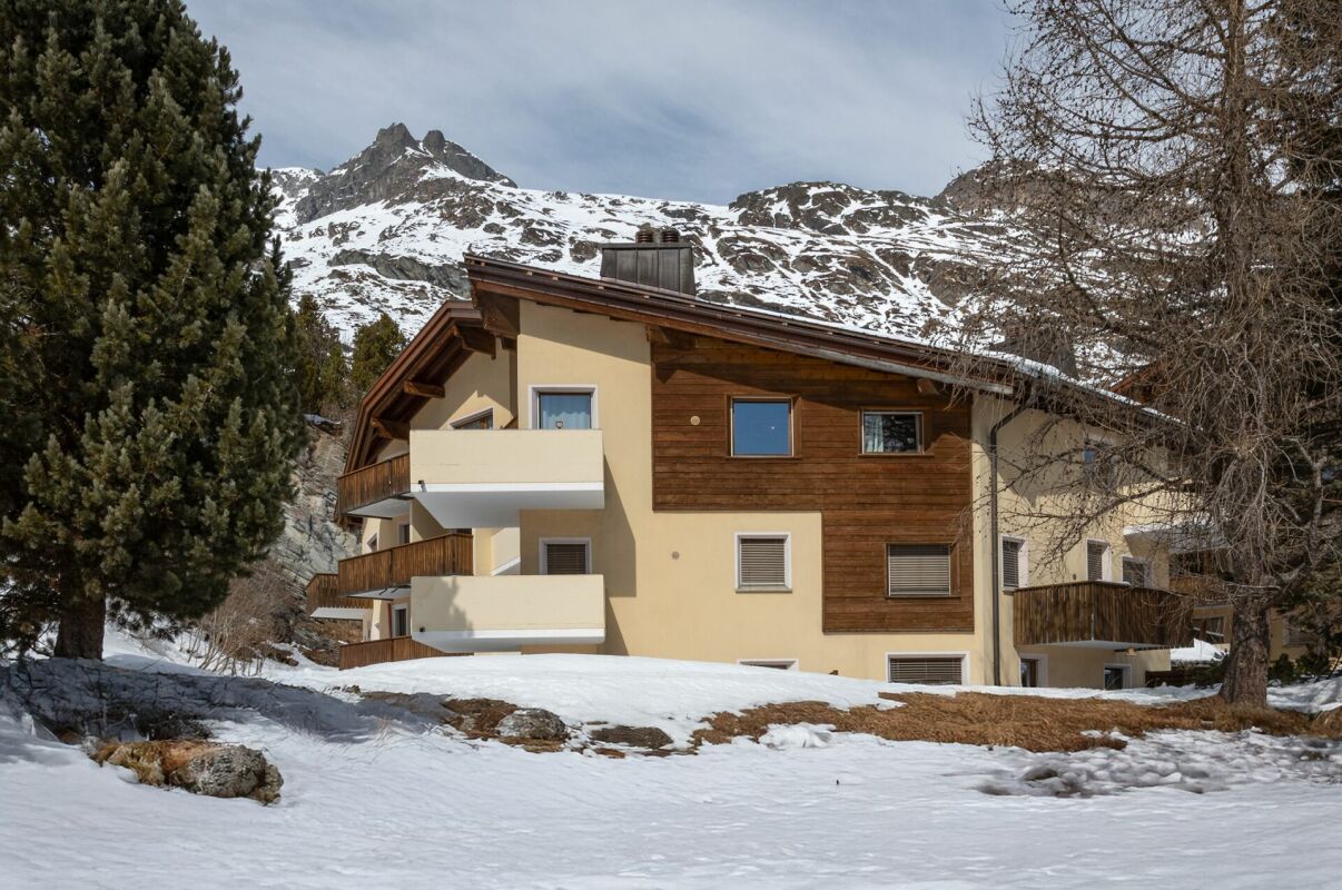 Alpines Wohnhaus im Schnee