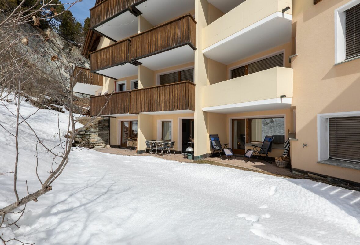 Außenansicht eines Apartmentgebäudes mit Balkonen im Schnee