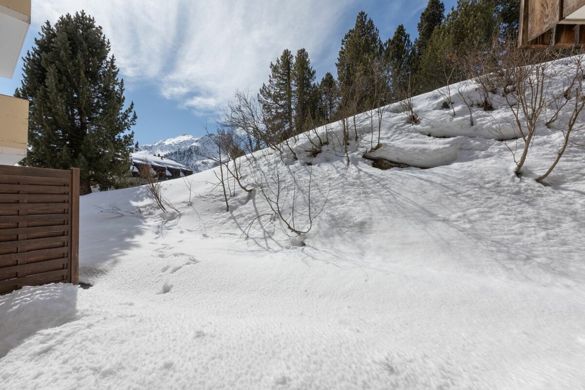 Verschneiter Außenbereich mit Bergblick