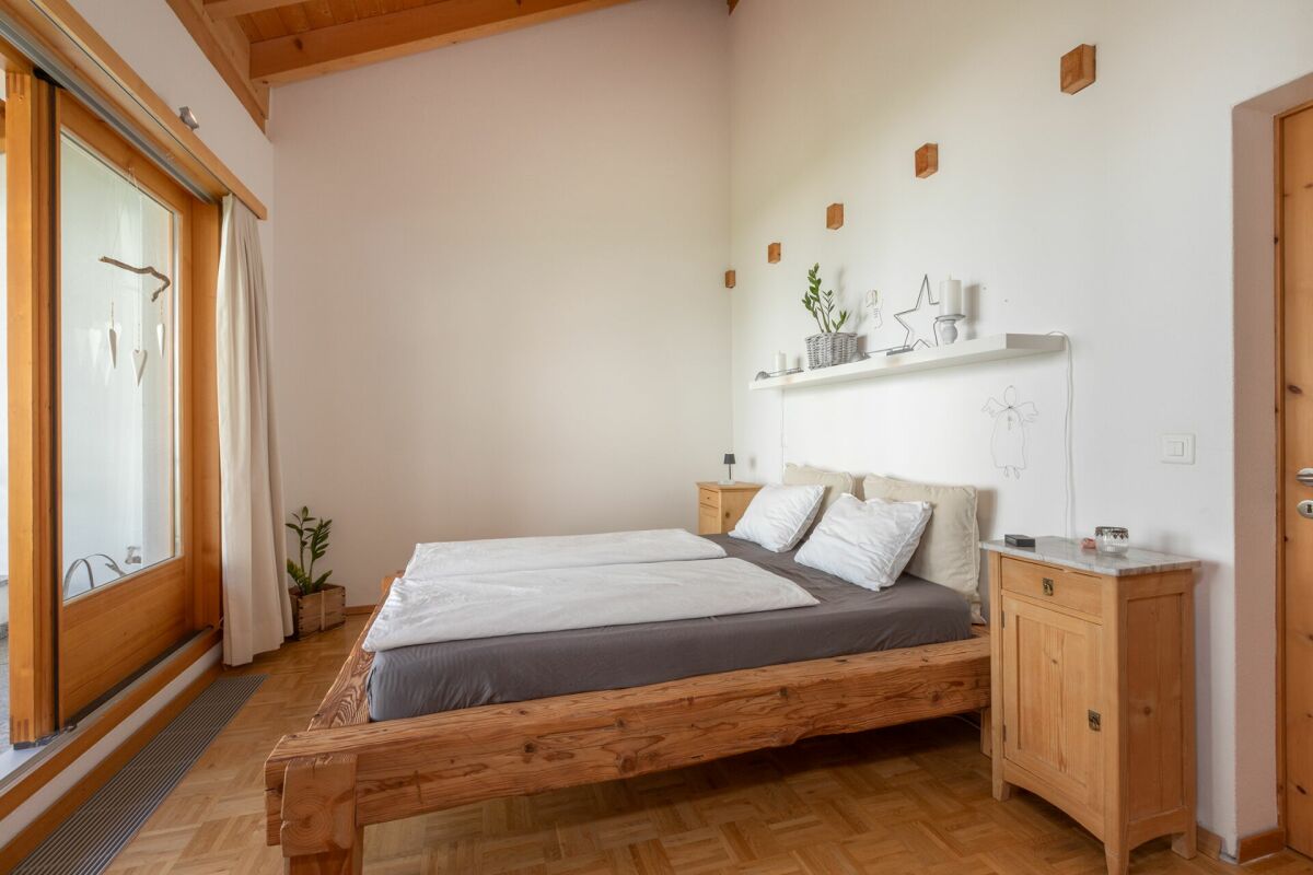 Helles Schlafzimmer mit Holzmöbeln