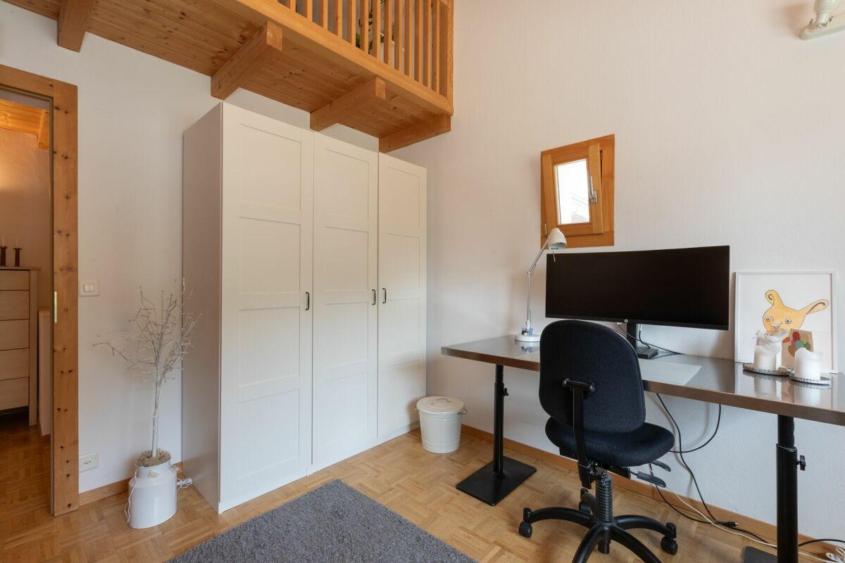 Arbeitszimmer mit Galerie und Einbauschrank