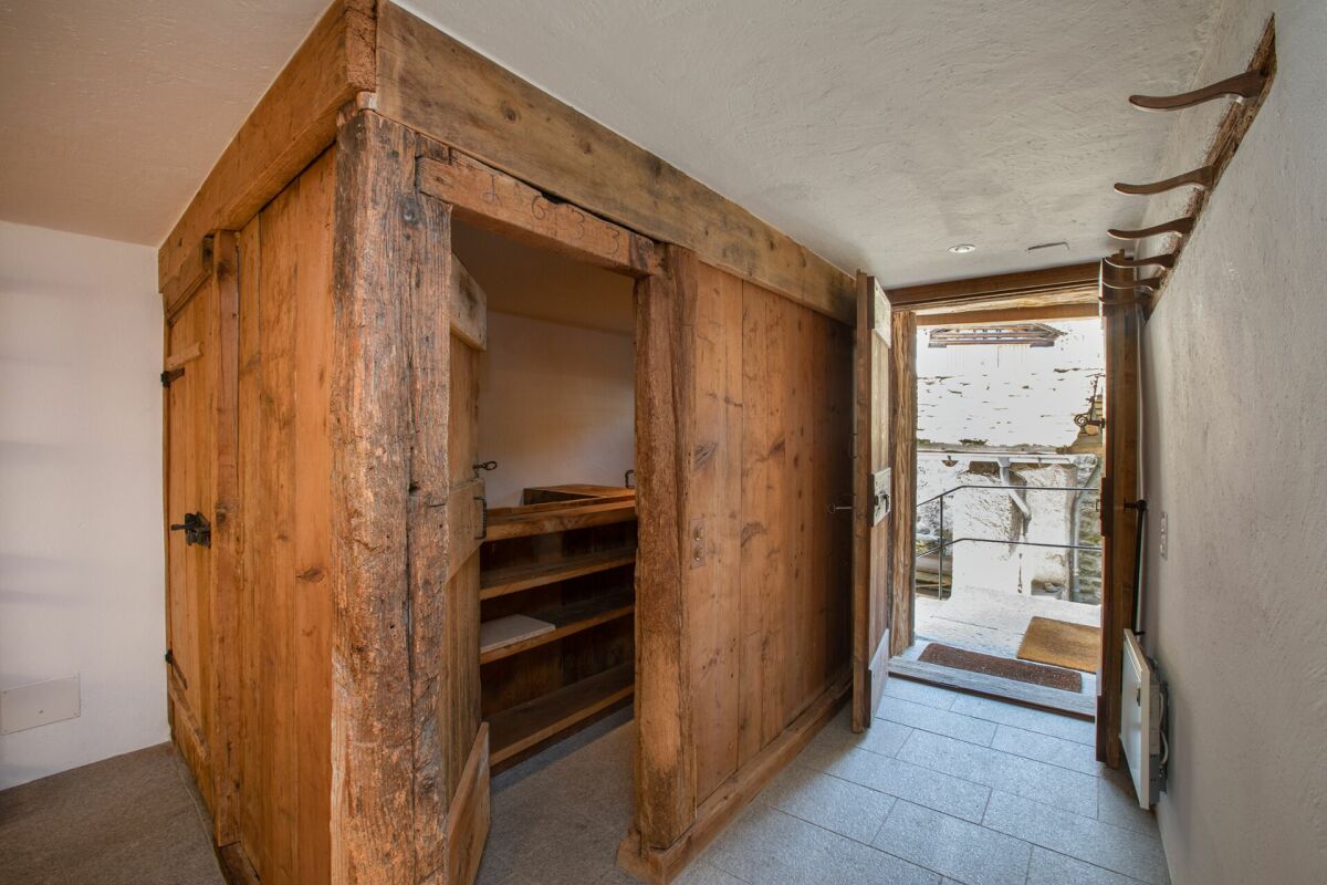 Rustikaler Flur mit Holzverschlag