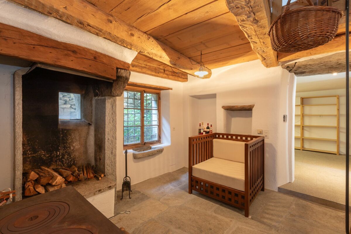 Rustikaler Innenraum mit Holzbalkendecke