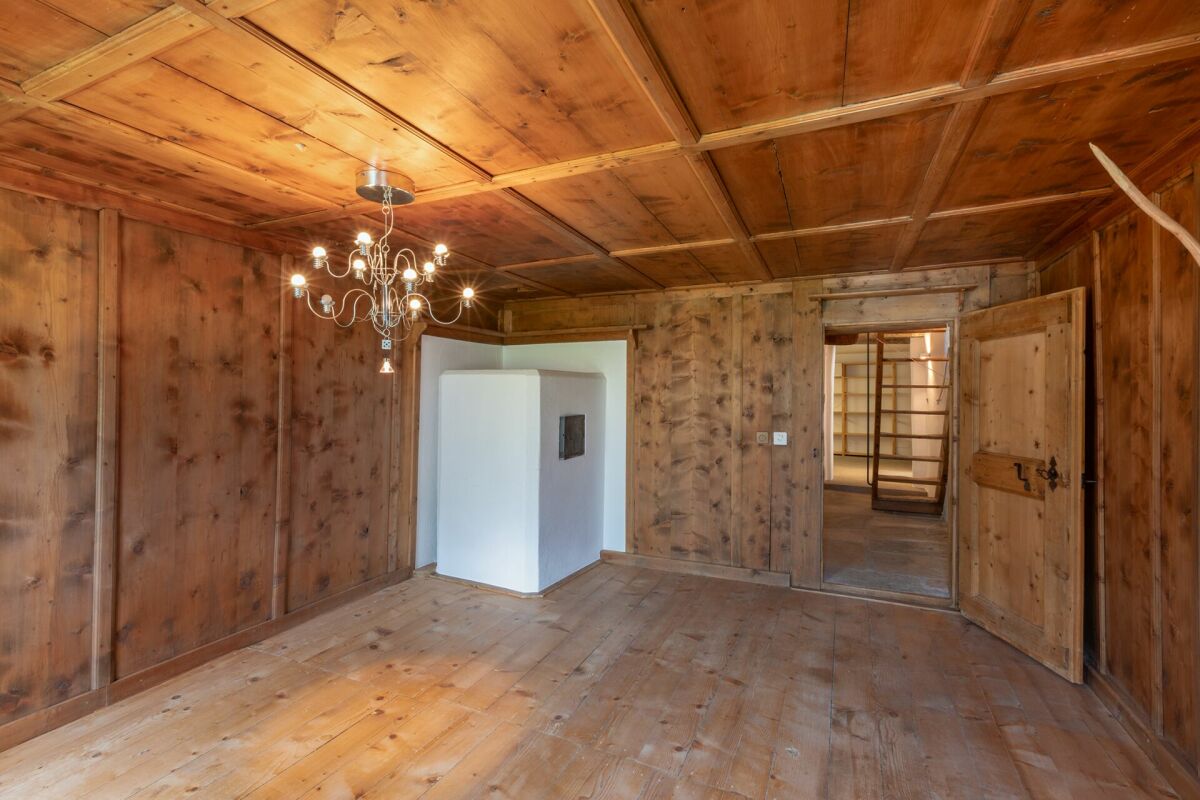 Rustikaler Holzraum mit Kamin und Holzdecke