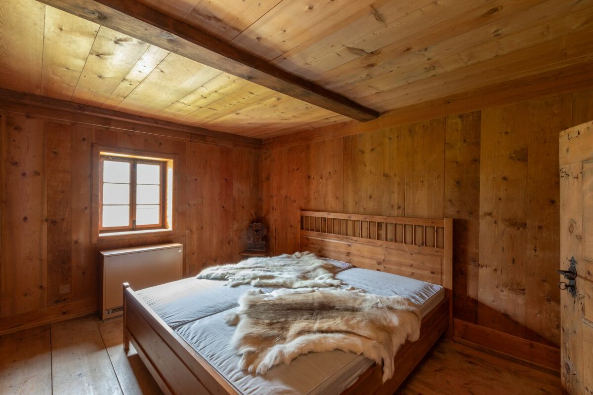 Rustikales Schlafzimmer mit viel Holz