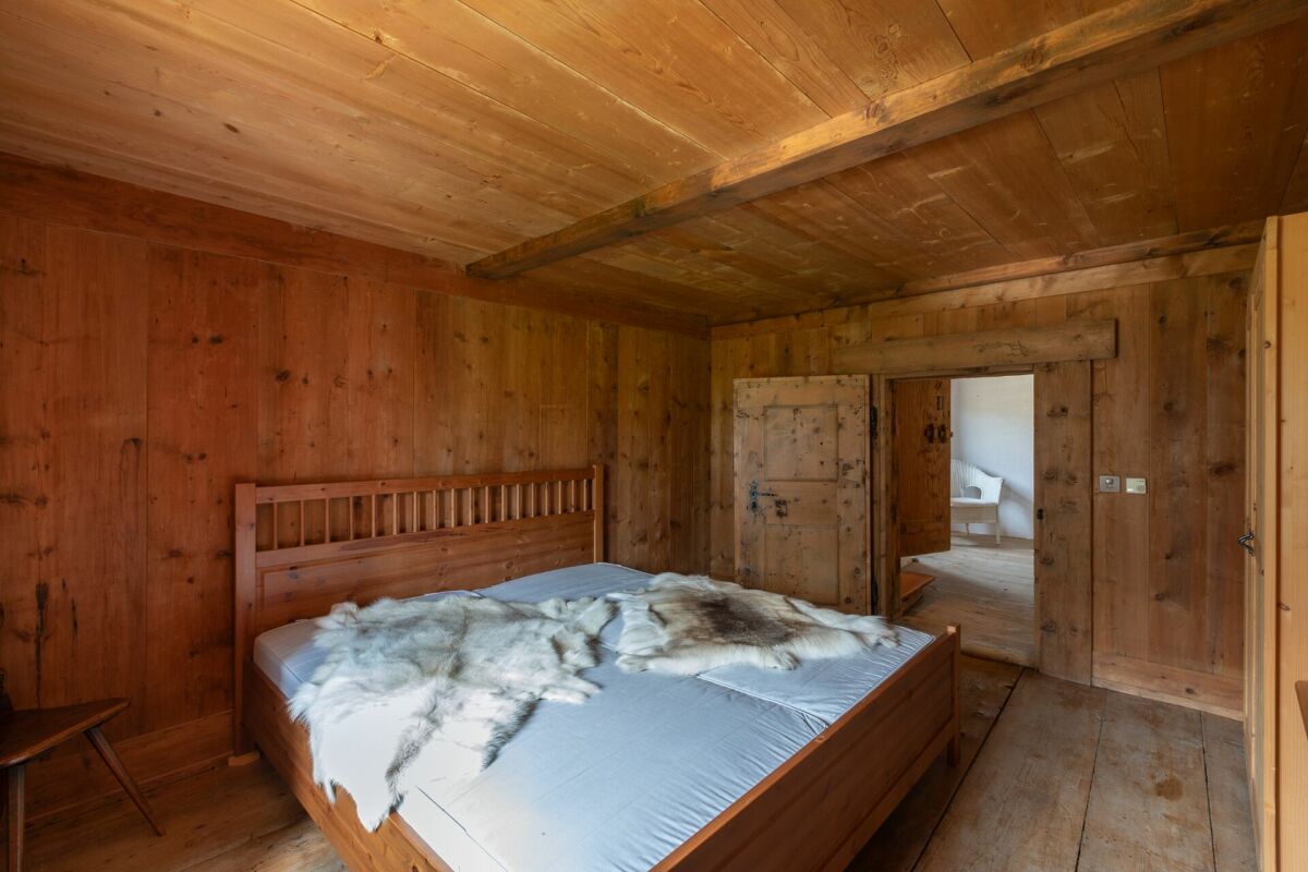 Rustikales Schlafzimmer mit viel Holz