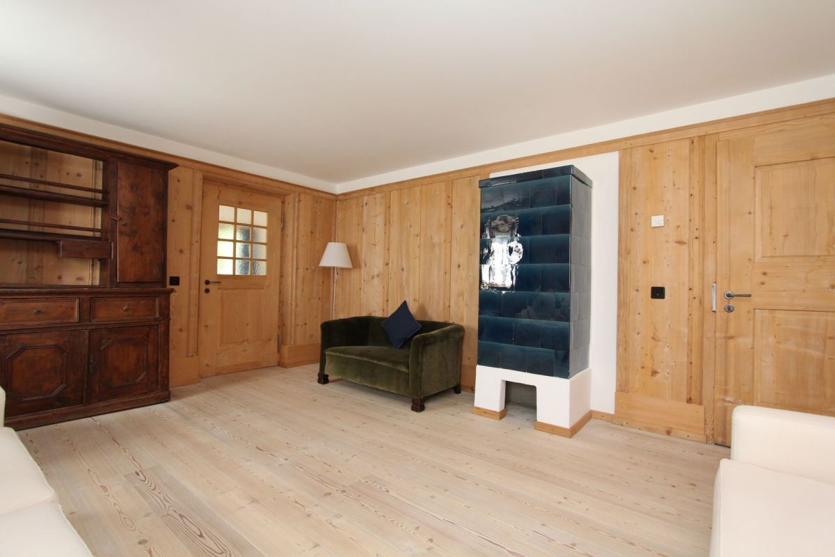 Gemütliches Wohnzimmer mit viel Holz