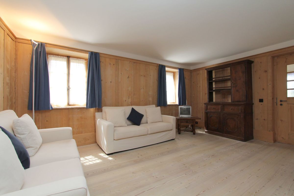 Helles Wohnzimmer mit Holzvertäfelung