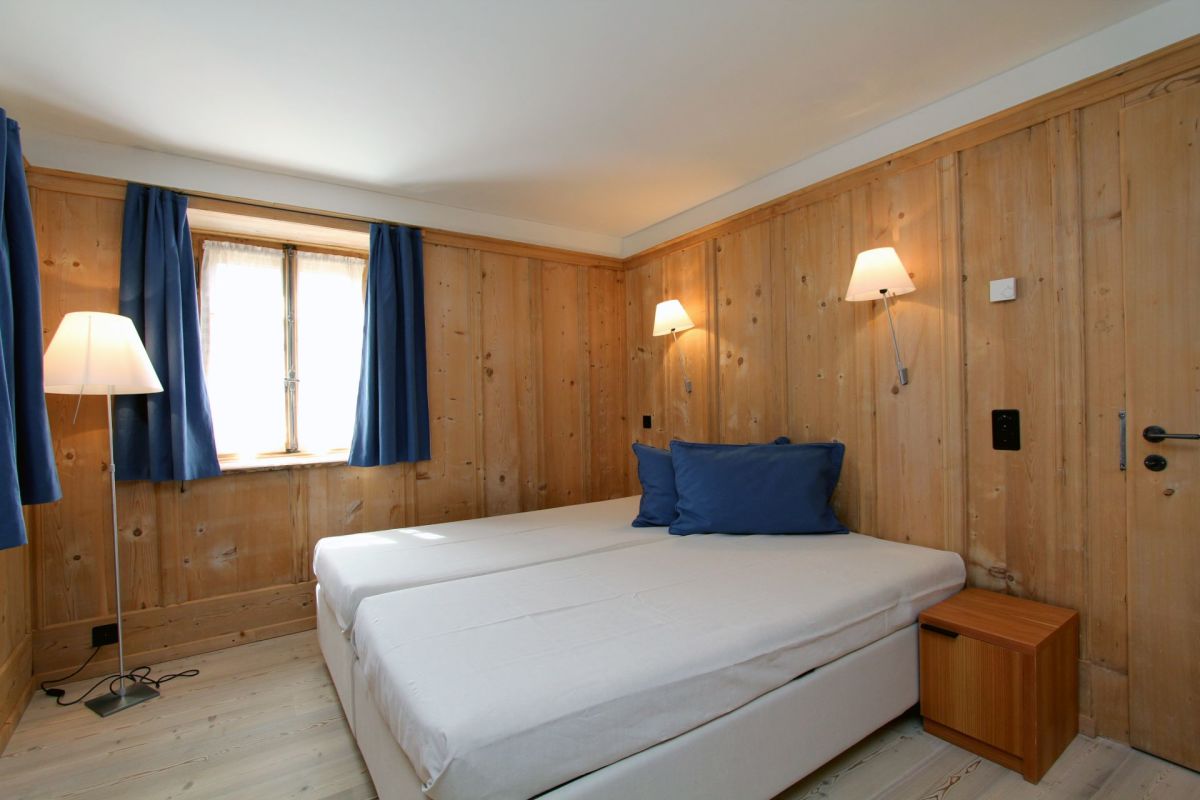 Gemütliches Holzschlafzimmer