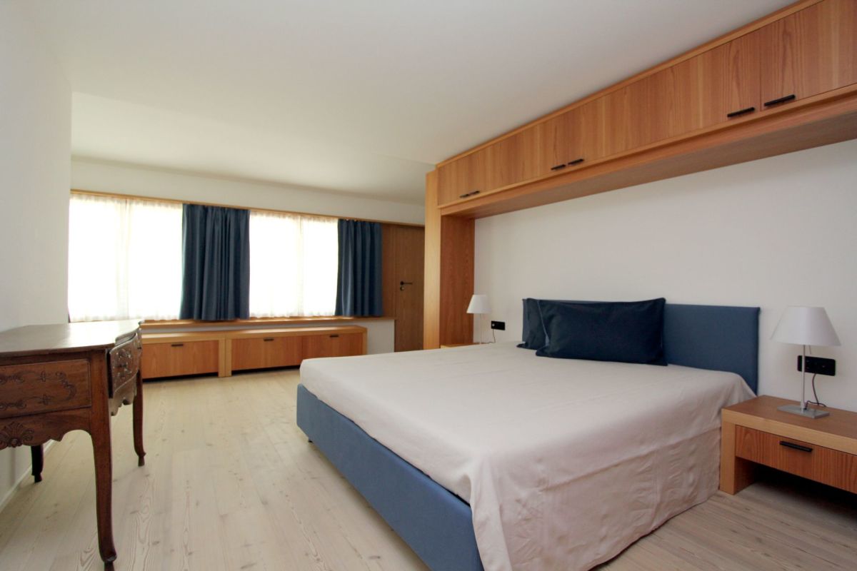 Helles Schlafzimmer mit Holzmöbeln